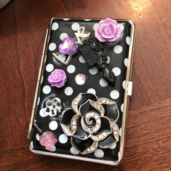 I have a beautiful wallet case I decorated - Picture 1 of 1